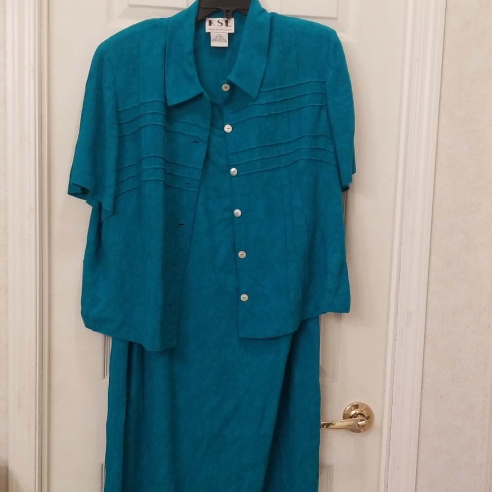 Ladies long, sleeveless dress with shirt